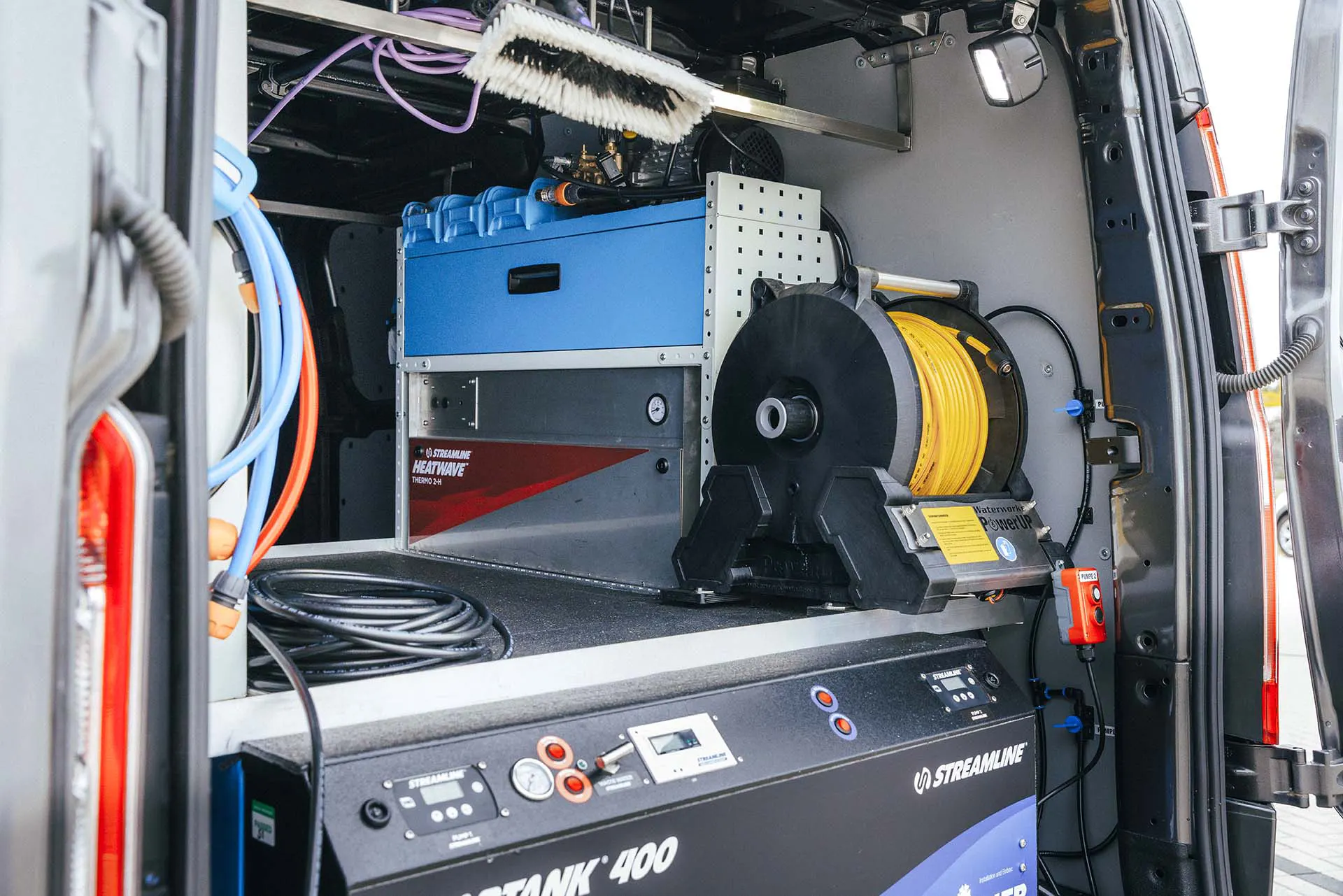 GlasVan von hinten mit SarTank und Osmose Einbau